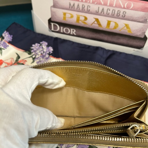Prada long wallet in Gold - Picture 2 of 8